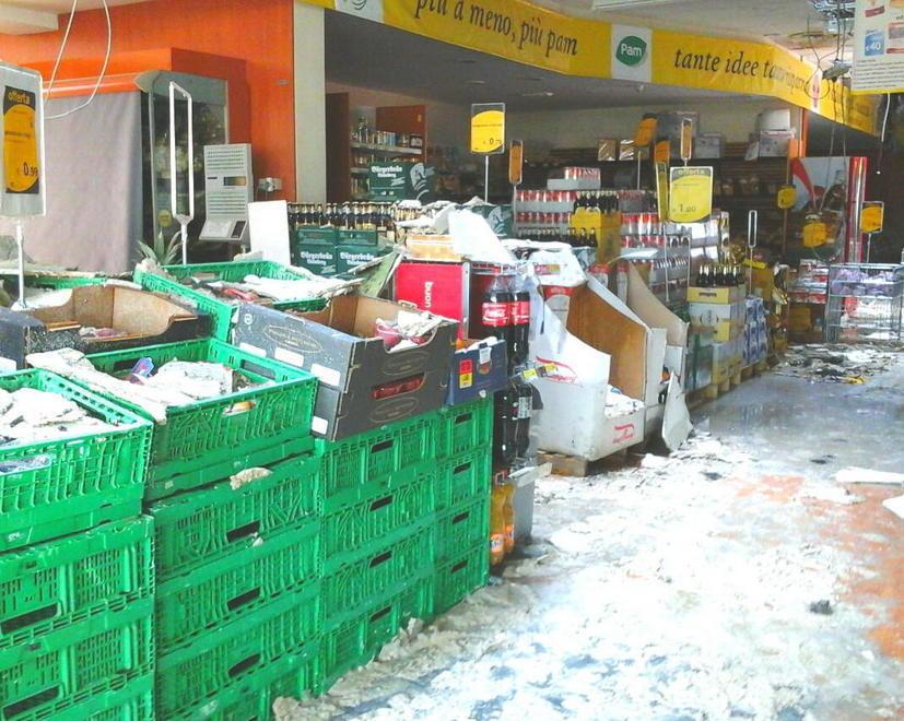 Supemercato chiuso per incendio, lavoratori senza stipendio 