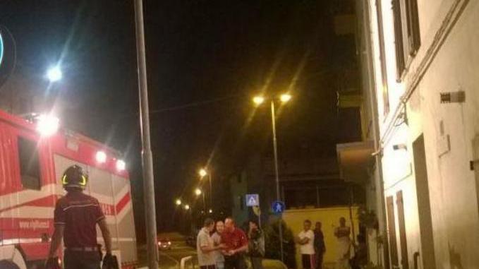 S’incendia la casa, resta ustionato alla mano