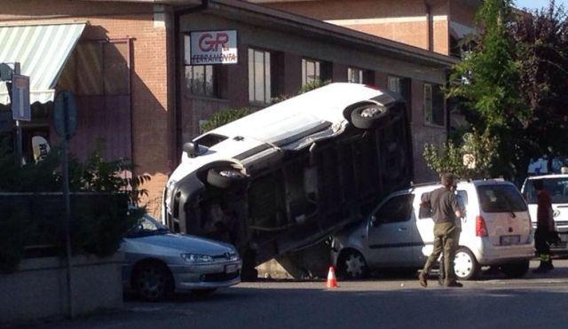 Carambola tra un’auto e un furgone, che vola sulle macchine in sosta 