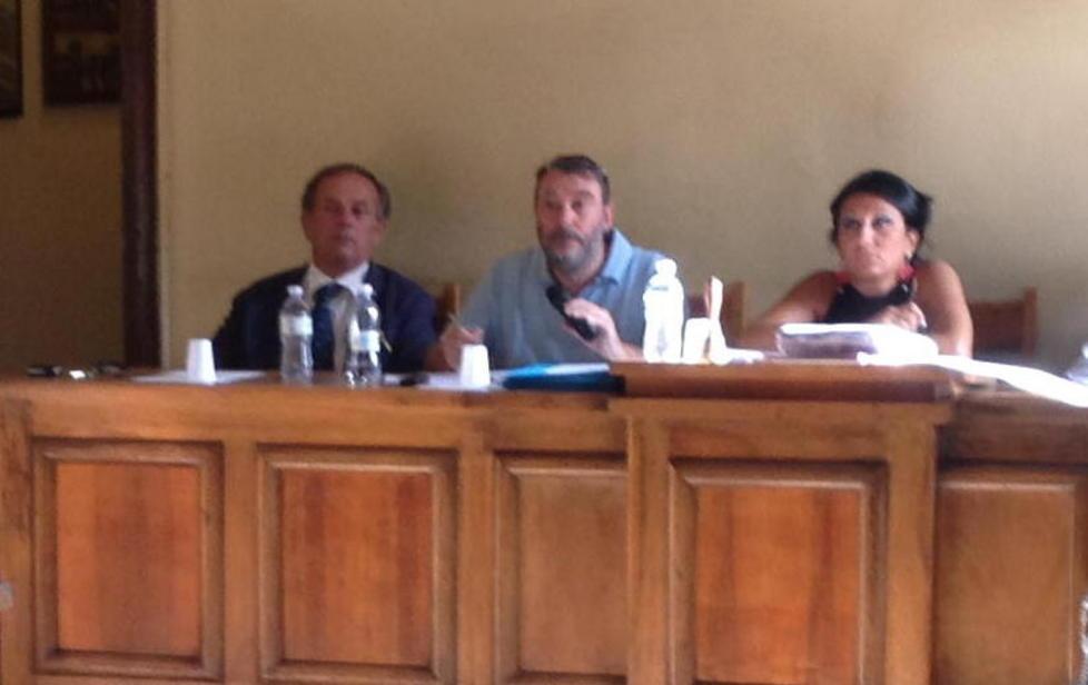 Polemica sullo stipendio del segretario 
