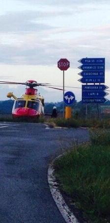 Si ribalta con l’auto, portato a Cisanello 