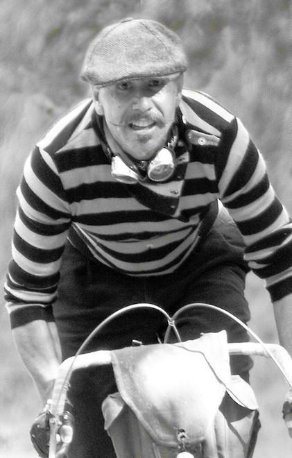 Franceschini corre l’Eroica con bicicletta e baffi d’epoca