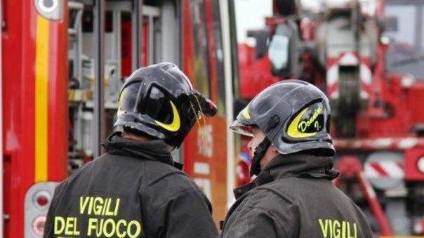 Auto bloccata dall’acqua Salvate madre e figlia