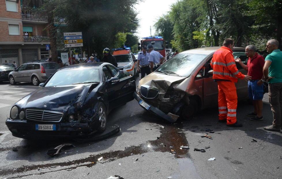 Scontro in via Sonnino: tre feriti