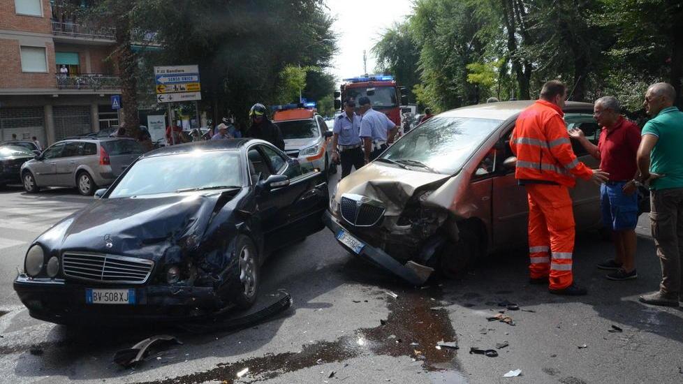 Scontro in via Sonnino: tre feriti