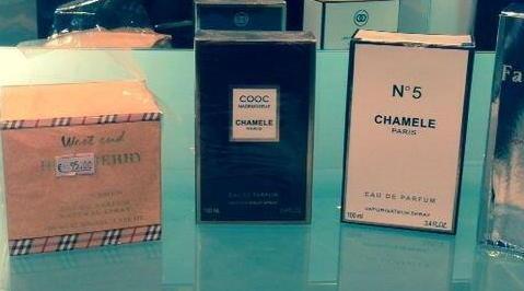Vende profumi e scappa erano tutti contraffatti