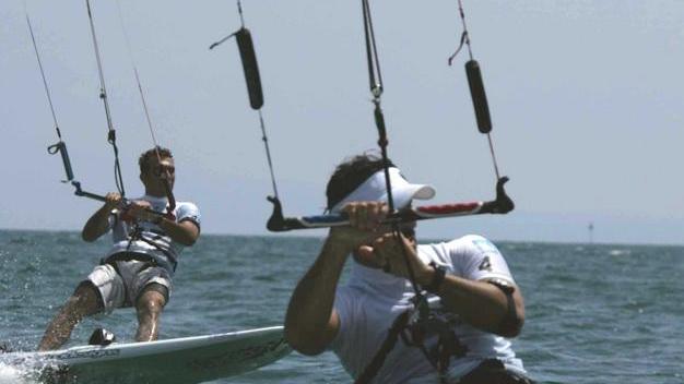 Spettacolo con windsurf e kite tra Sinis e Torregrande 