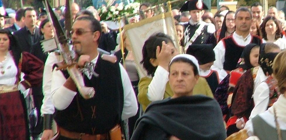 Sacerdote accorcia l’antica processione: l’ira dei parrocchiani 
