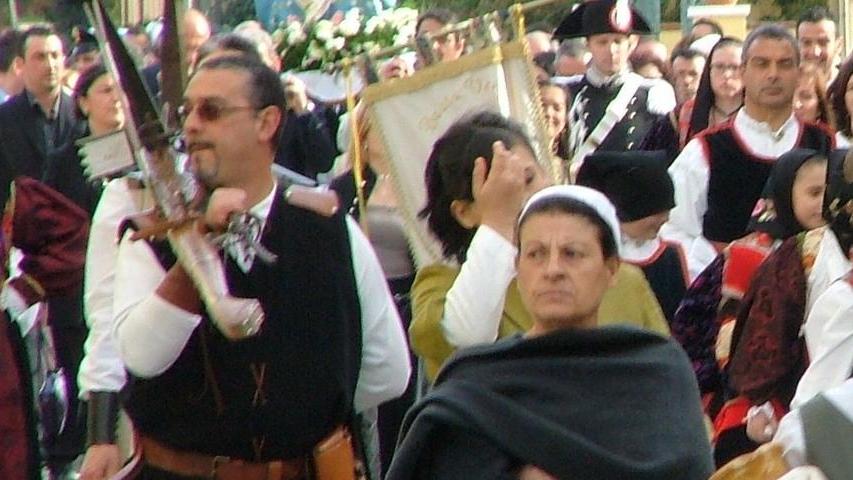 Sacerdote accorcia l’antica processione: l’ira dei parrocchiani