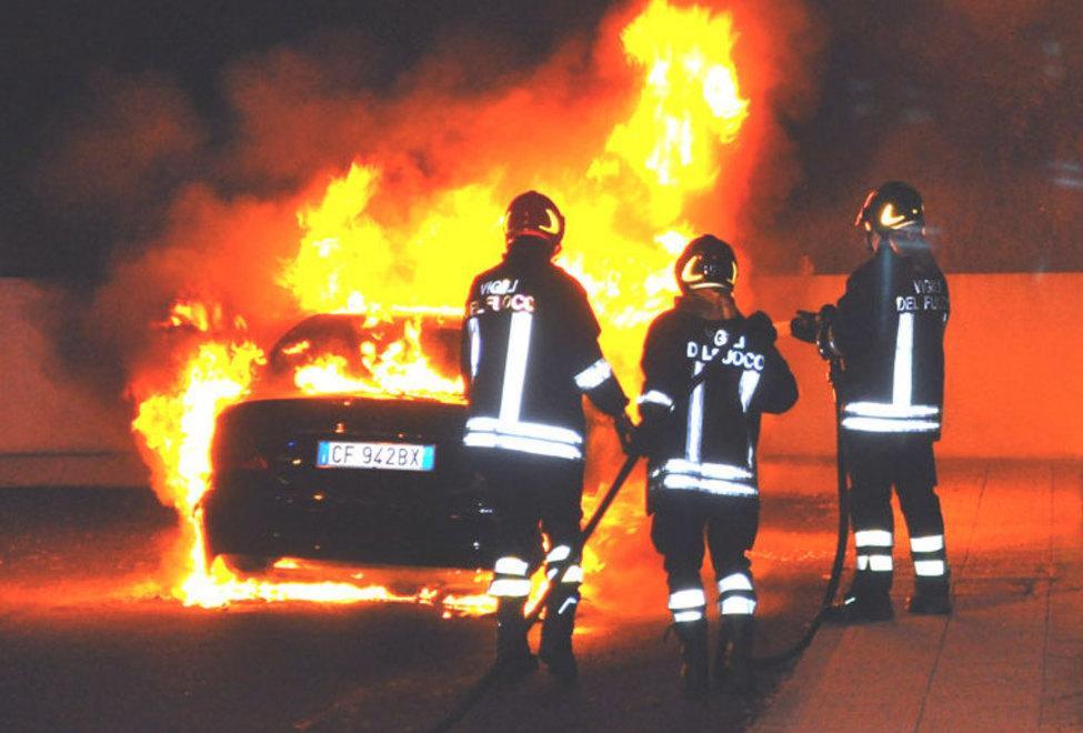 Auto in fiamme in via Maria Carta 