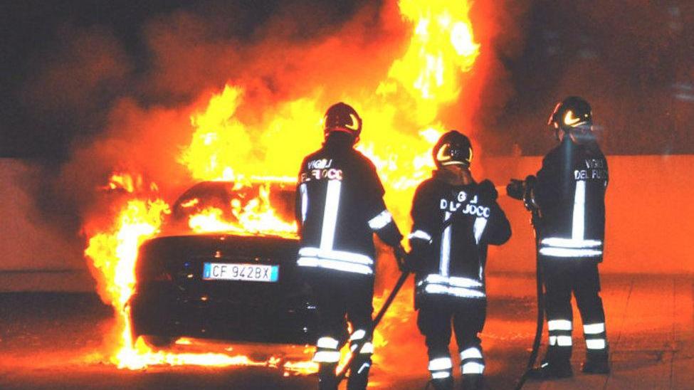 Auto in fiamme in via Maria Carta