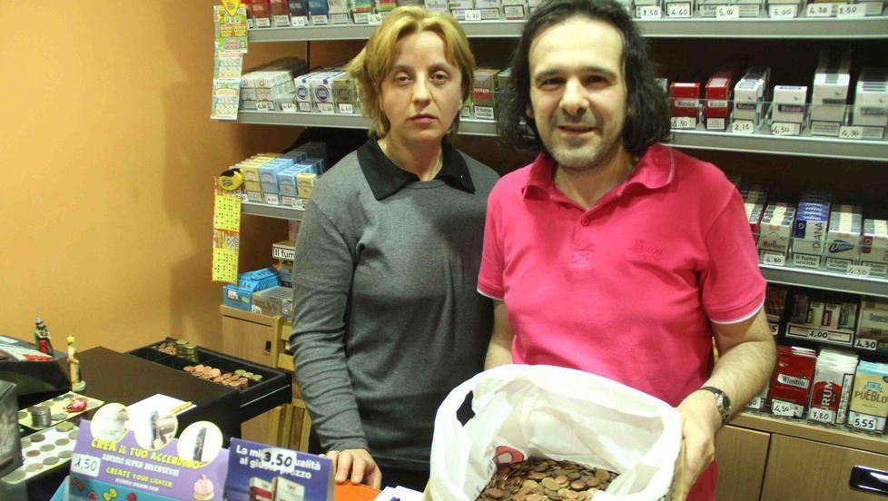 Crolla il castello di monete e la rapina finisce in flop 