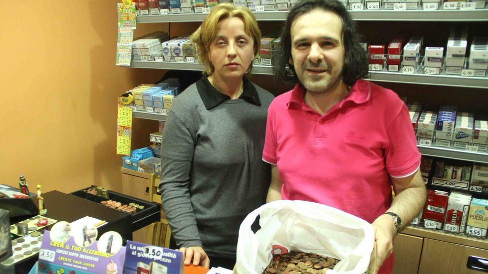 Crolla il castello di monete e la rapina finisce in flop