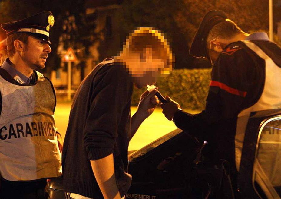 Ubriaco sperona l’auto dei carabinieri 