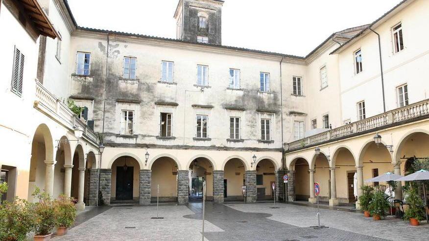 Chiusa piazza del Grano a Pescia, niente auto per un mese