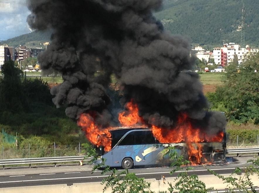 Autobus prende fuoco sull’autostrada Firenze-Mare 