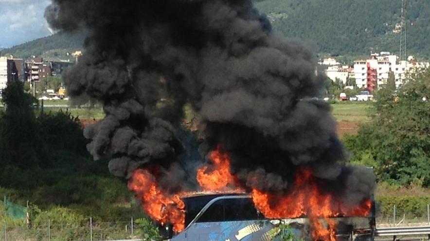 Autobus prende fuoco sull’autostrada Firenze-Mare