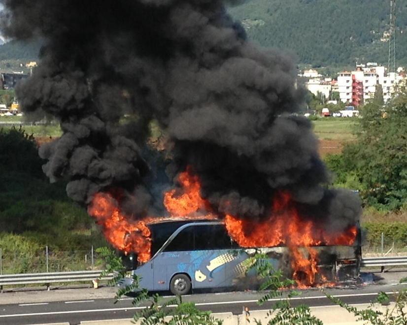 Autobus a fuoco sull’A11, traffico in tilt verso Pistoia 