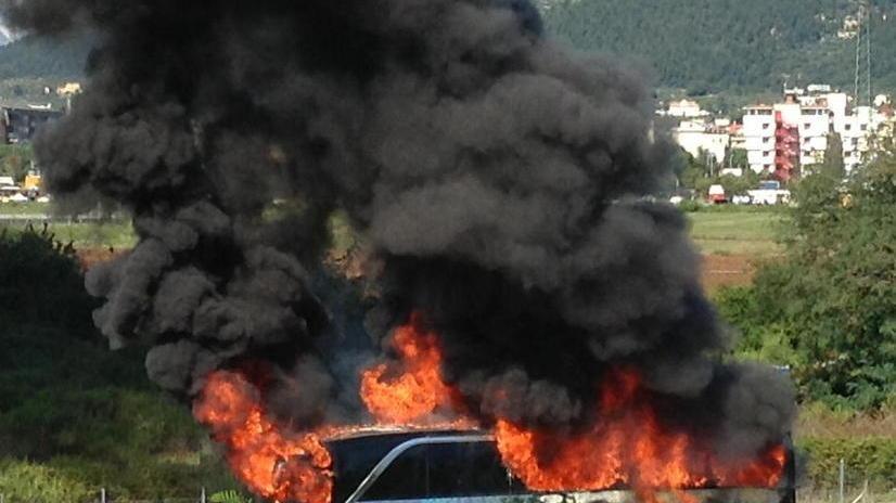 Autobus a fuoco sull’A11, traffico in tilt verso Pistoia