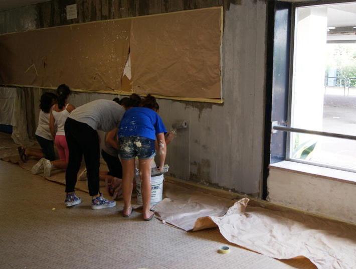 Giunta, consiglieri e genitori imbiancano le aule di Castelfiorentino 