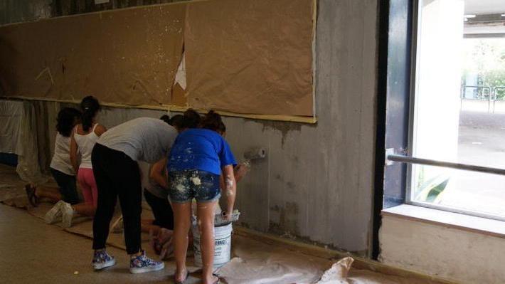 Giunta, consiglieri e genitori imbiancano le aule di Castelfiorentino