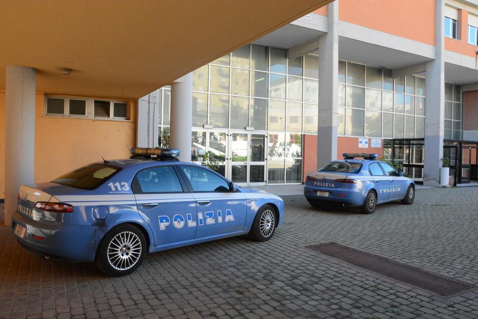 Rubano al "Globo" e sbattono il vigilante contro il muro, in cella quattro rumeni 