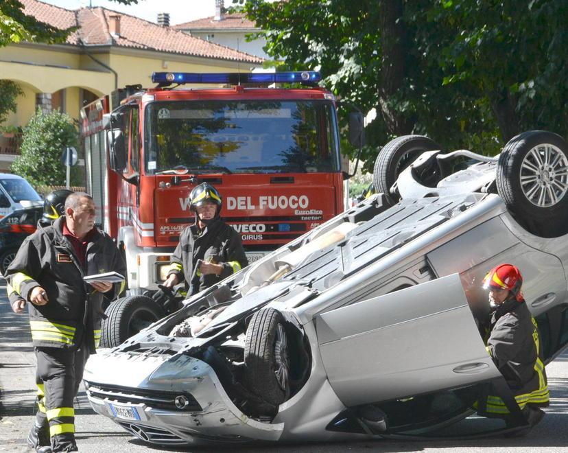 Auto si ribalta sulla circonvallazione, salva pensionata di 84 anni 