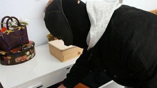 Furto in casa a Montelupo, rubati 5mila euro e 9.500 yuan cinesi