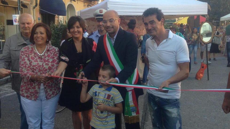 Inaugurato il mercatino europeo sul Piazzone