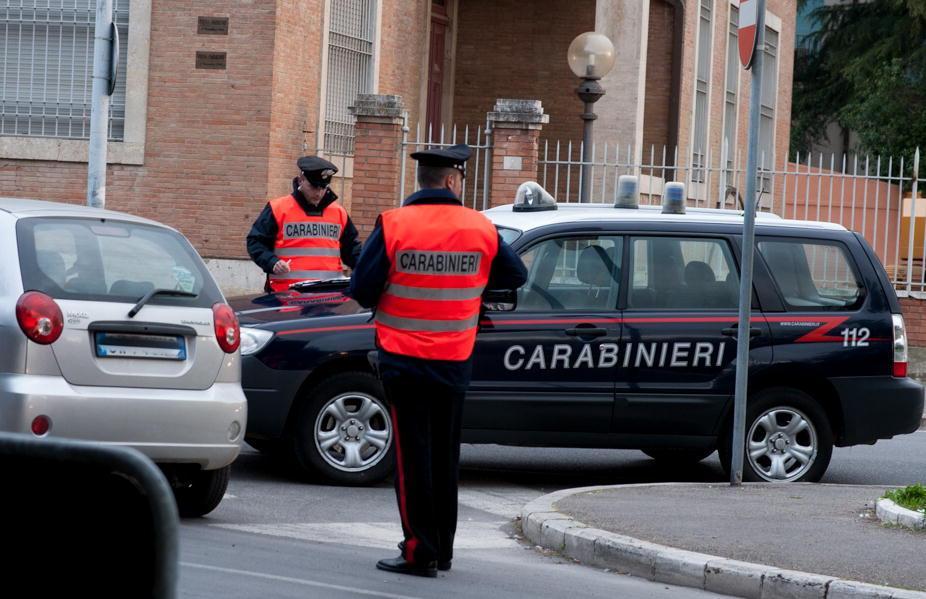 Picchia i carabinieri e ne manda quattro al pronto soccorso: arrestato 