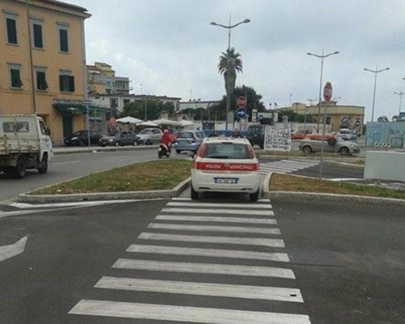 Il parcheggio fa discutere. L’auto? È dei vigili urbani... 