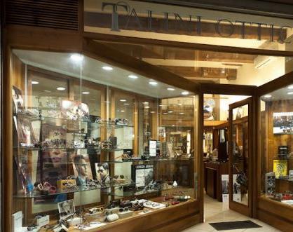 Si fingono clienti e rubano occhiali per 1300 euro 
