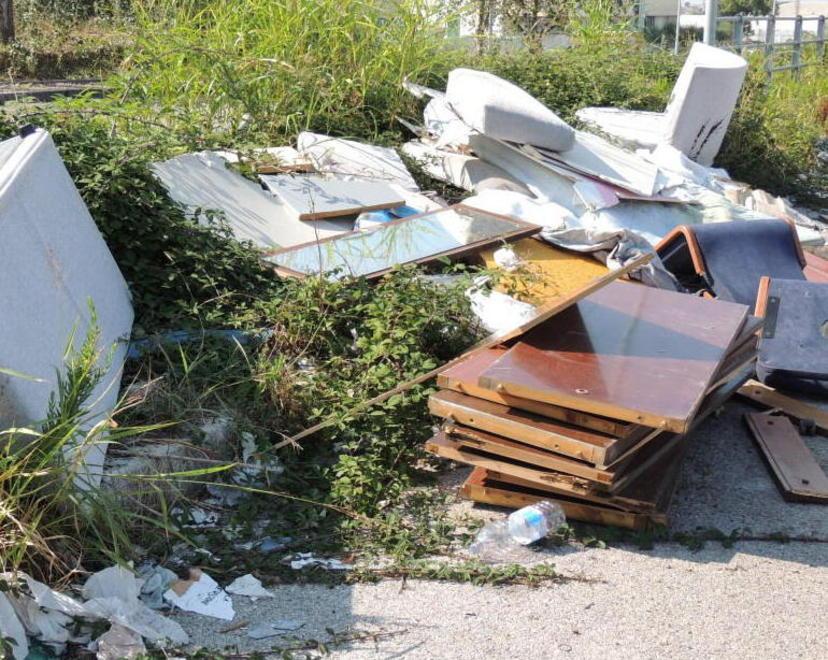 Discarica abusiva nel piazzale vicino alla stazione ecologica 