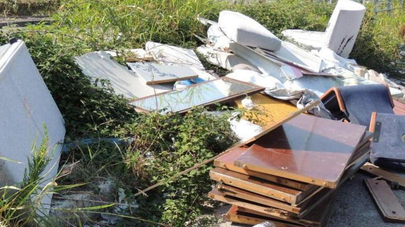 Discarica abusiva nel piazzale vicino alla stazione ecologica