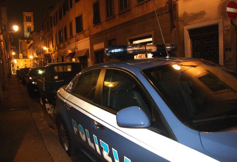 Poliziotti feriti a colpi di forbici, ancora grave l'agente ricoverato