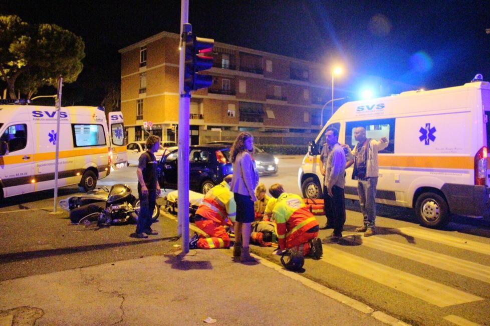 Auto contro scooter: schianto nella notte sotto il ponte della Rosa 
