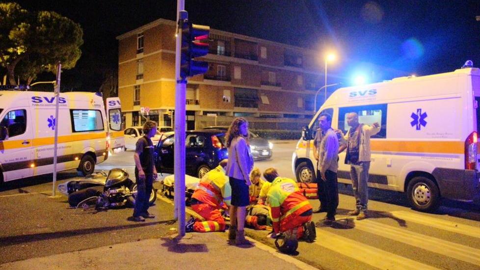 Auto contro scooter: schianto nella notte sotto il ponte della Rosa