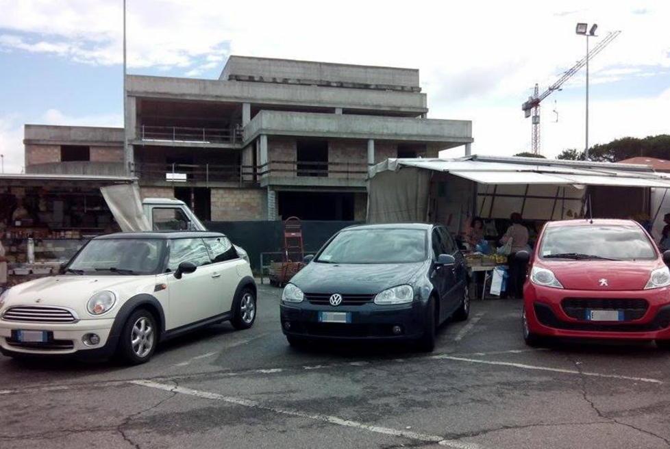 Lasciano le auto in sosta nell’area dov’è il mercato