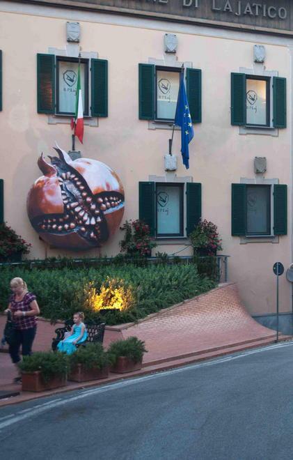 Il frutto di bronzo che porta il Teatro del Silenzio nel mondo