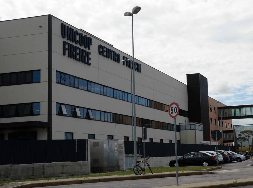 Doppio canale d’ingresso al centro carni dell’Unicoop