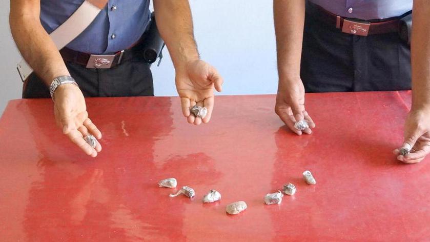Scoperto con mezz’etto di hashish