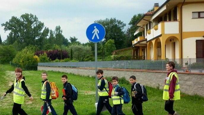 Tutti in fila a scuola, il “Piedibus”