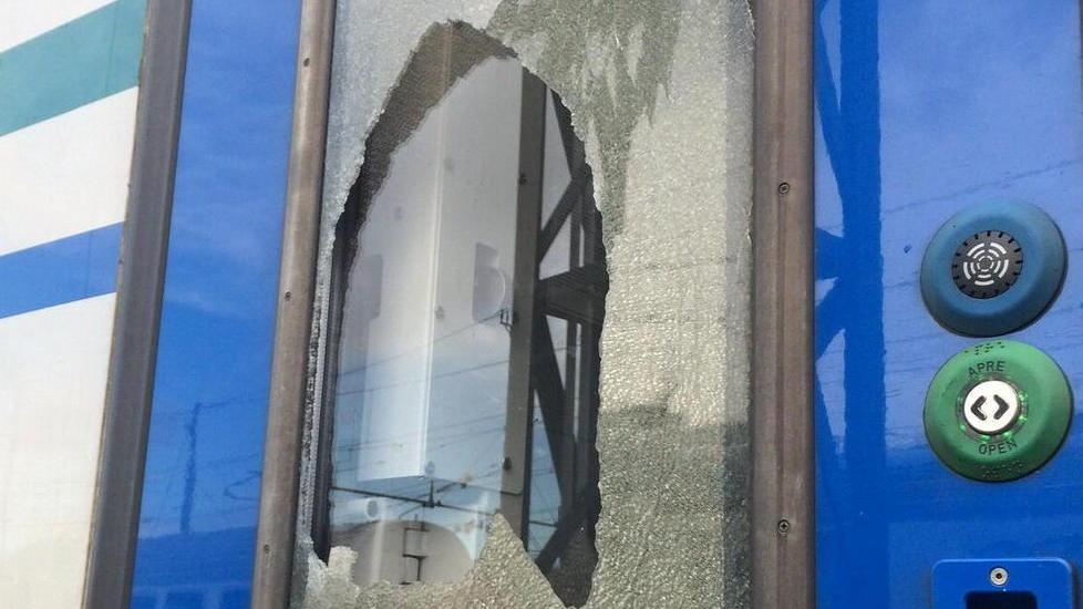 Atto vandalico sul treno fermo ai binari