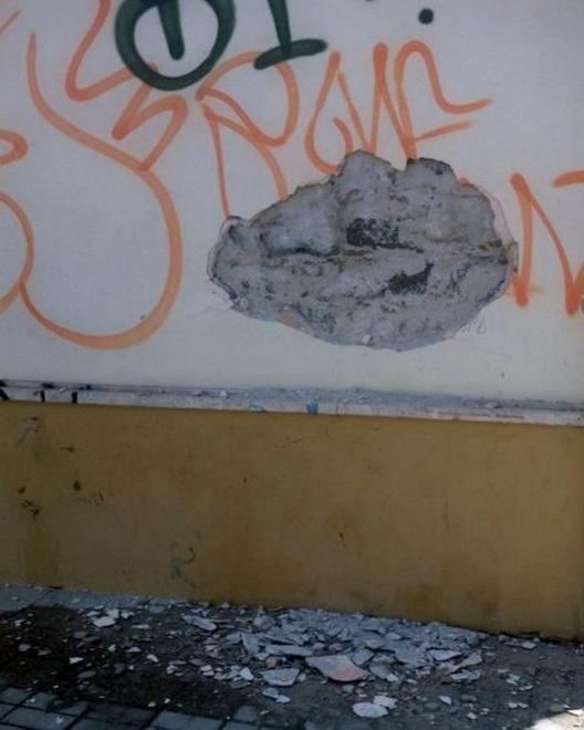 Buco nel muro? Solo pipì...