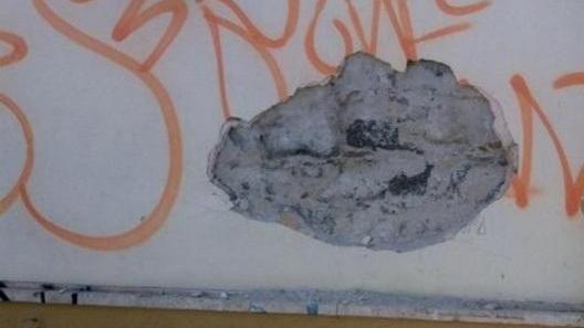 Buco nel muro? Solo pipì...