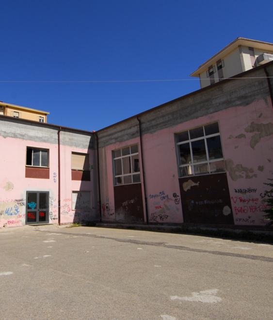 Ancora chiuso il caseggiato di via Gramsci