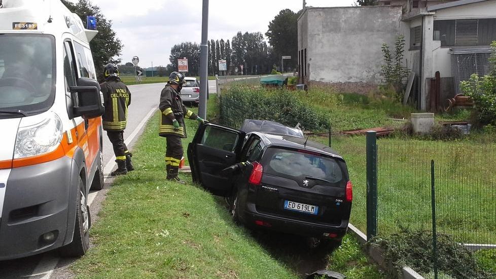Malore mentre guida L’auto va nel fosso Grave il conducente