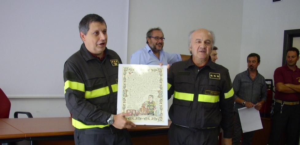 Il comandante va a Mantova E premia i suoi vigili del fuoco