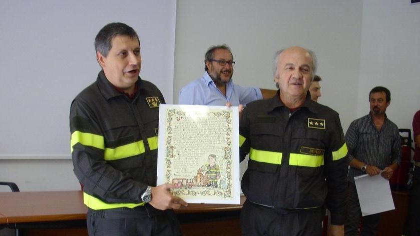 Il comandante va a Mantova E premia i suoi vigili del fuoco