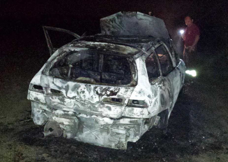 Auto incendiata in mezzo alla campagna 